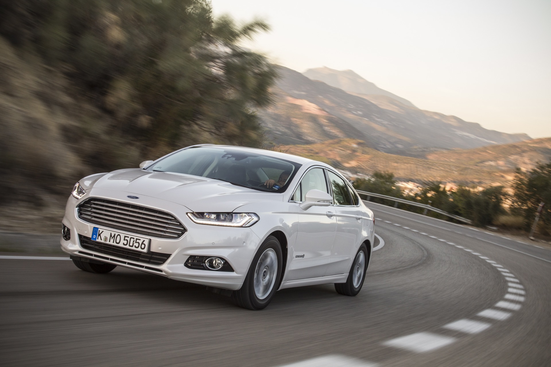 Ford Mondeo mostrando su estilizada silueta y frontal en movimiento.