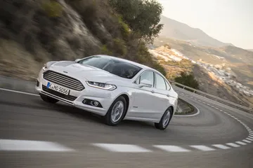 Ford Mondeo en acción, demostrando su capacidad en curvas.