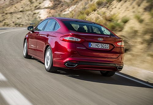 Vista dinámica del Ford Mondeo mostrando su línea trasera y lateral.