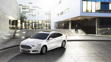 Ford Mondeo en perfil delantero y lateral mostrando líneas dinámicas.