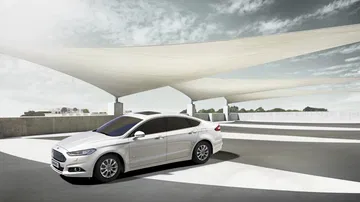 Vista dinámica lateral del Ford Mondeo resaltando su línea aerodinámica.