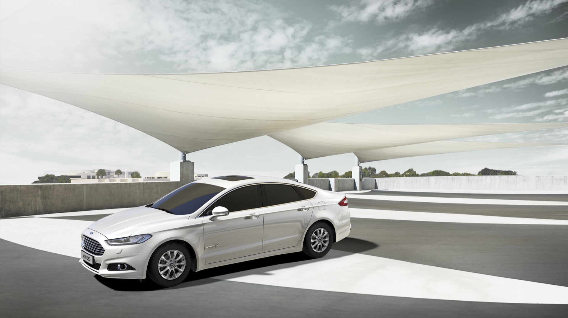Vista dinámica lateral del Ford Mondeo resaltando su línea aerodinámica.