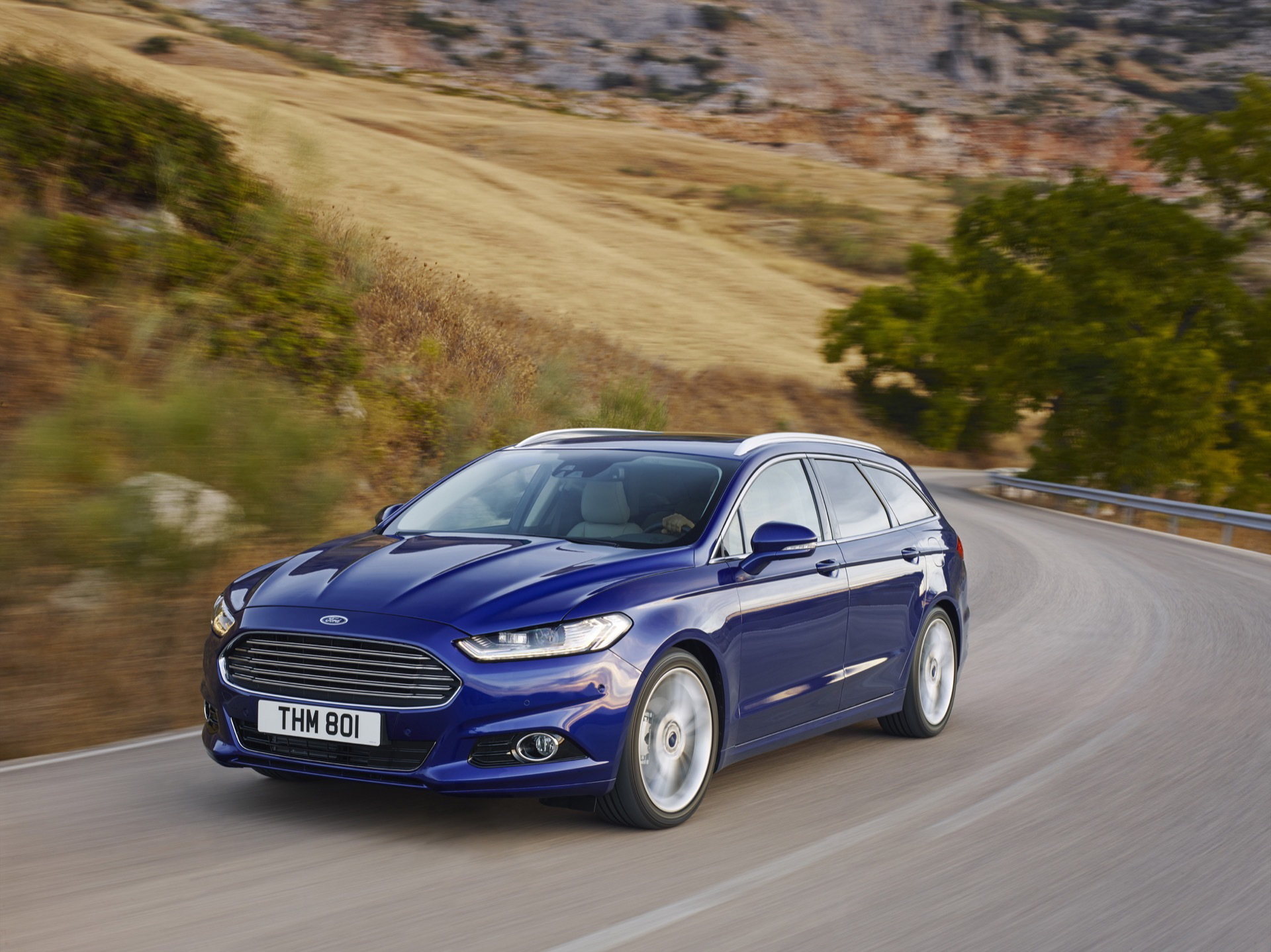 Vista lateral del Ford Mondeo exhibiendo su elegante línea dinámica.