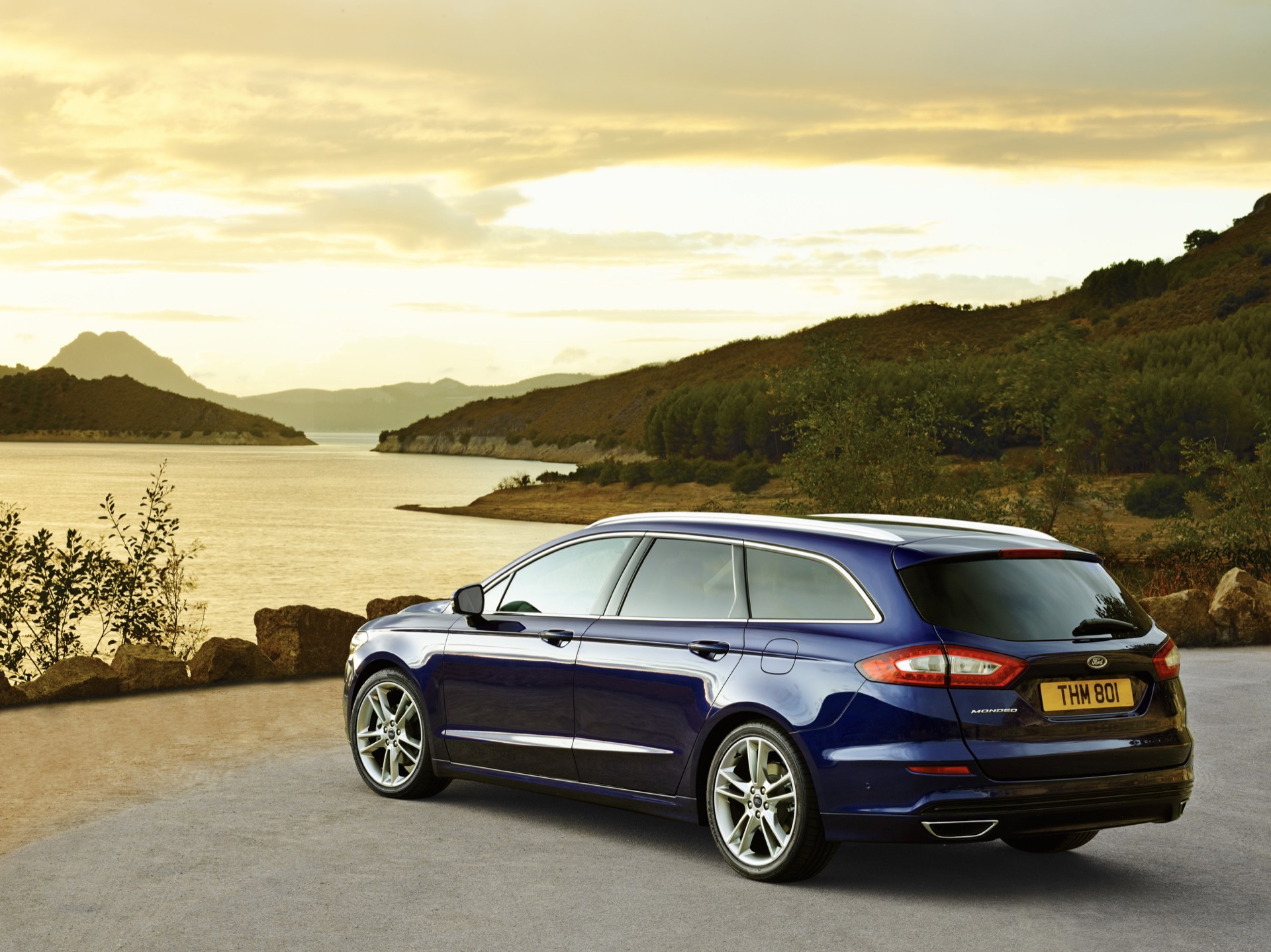 Silueta dinámica y deportiva del Ford Mondeo destacando su parte trasera y lateral.