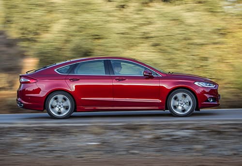 Ford Mondeo capturado en movimiento, resaltando su diseño lateral