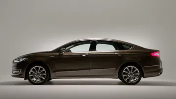 Vista lateral del Ford Mondeo destacando su elegante silueta aerodinámica.
