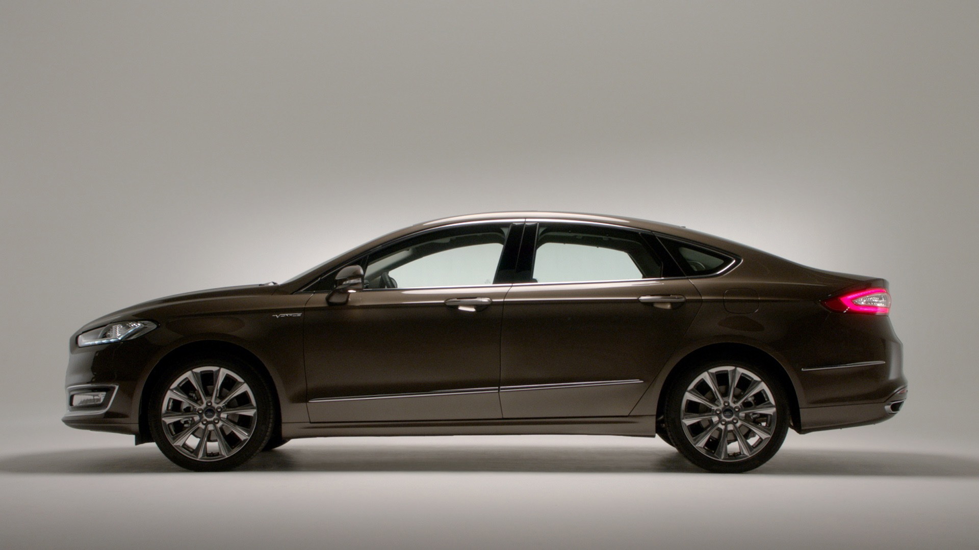 Vista lateral del Ford Mondeo destacando su elegante silueta aerodinámica.