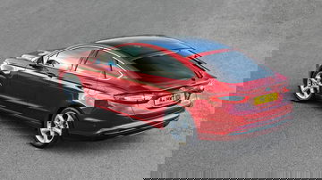 Vista aérea que muestra el diseño trasero y lateral del Ford Mondeo.