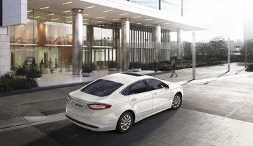 Vista trasera y lateral del Ford Mondeo, mostrando diseño elegante y detalles modernos.