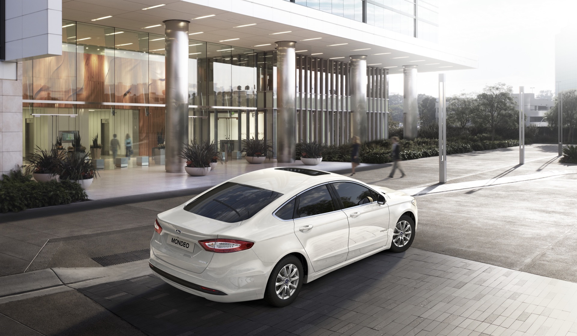 Vista trasera y lateral del Ford Mondeo, mostrando diseño elegante y detalles modernos.
