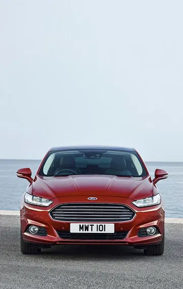 Vista frontal del Ford Mondeo destacando su diseño aerodinámico.