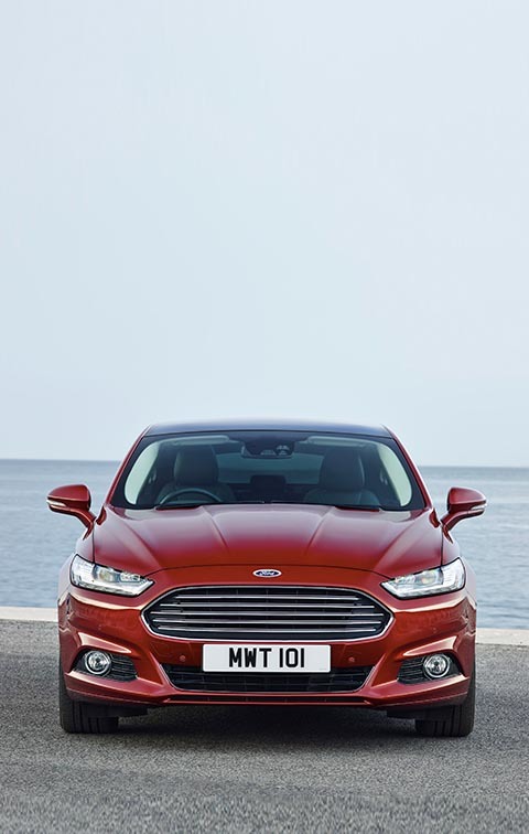 Vista frontal del Ford Mondeo destacando su diseño aerodinámico.