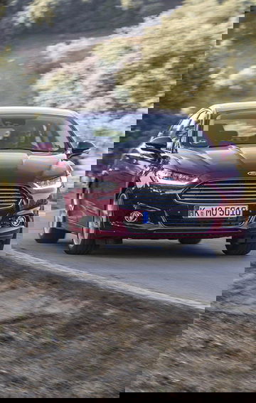 Vista dinámica de la parte delantera y lateral del Ford Mondeo en movimiento.