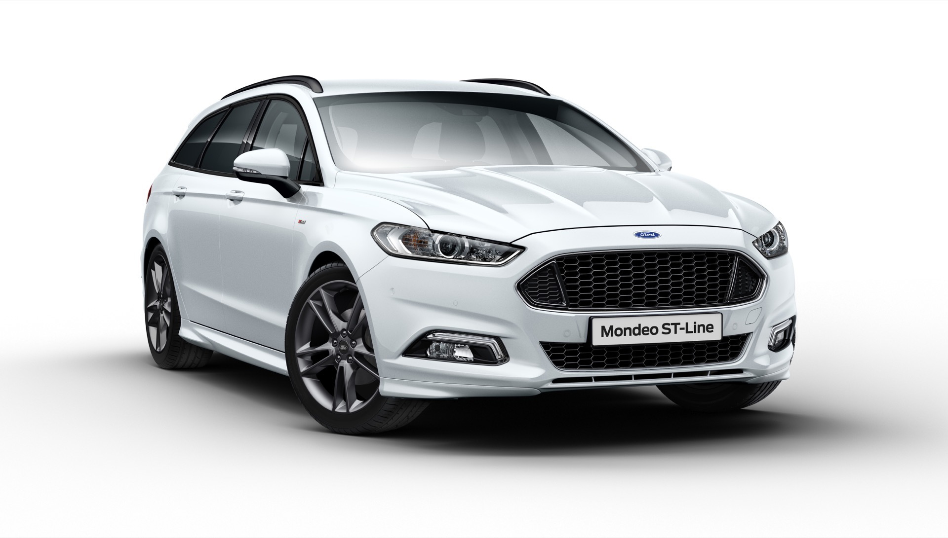 Vista angular del Ford Mondeo destacando su elegante diseño frontal y lateral.