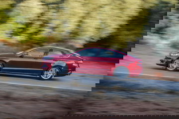 Ford Mondeo en movimiento mostrando su perfil lateral dinámico.