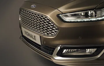 Primer plano de la parrilla y faros delanteros del Ford Mondeo, resaltando su diseño.