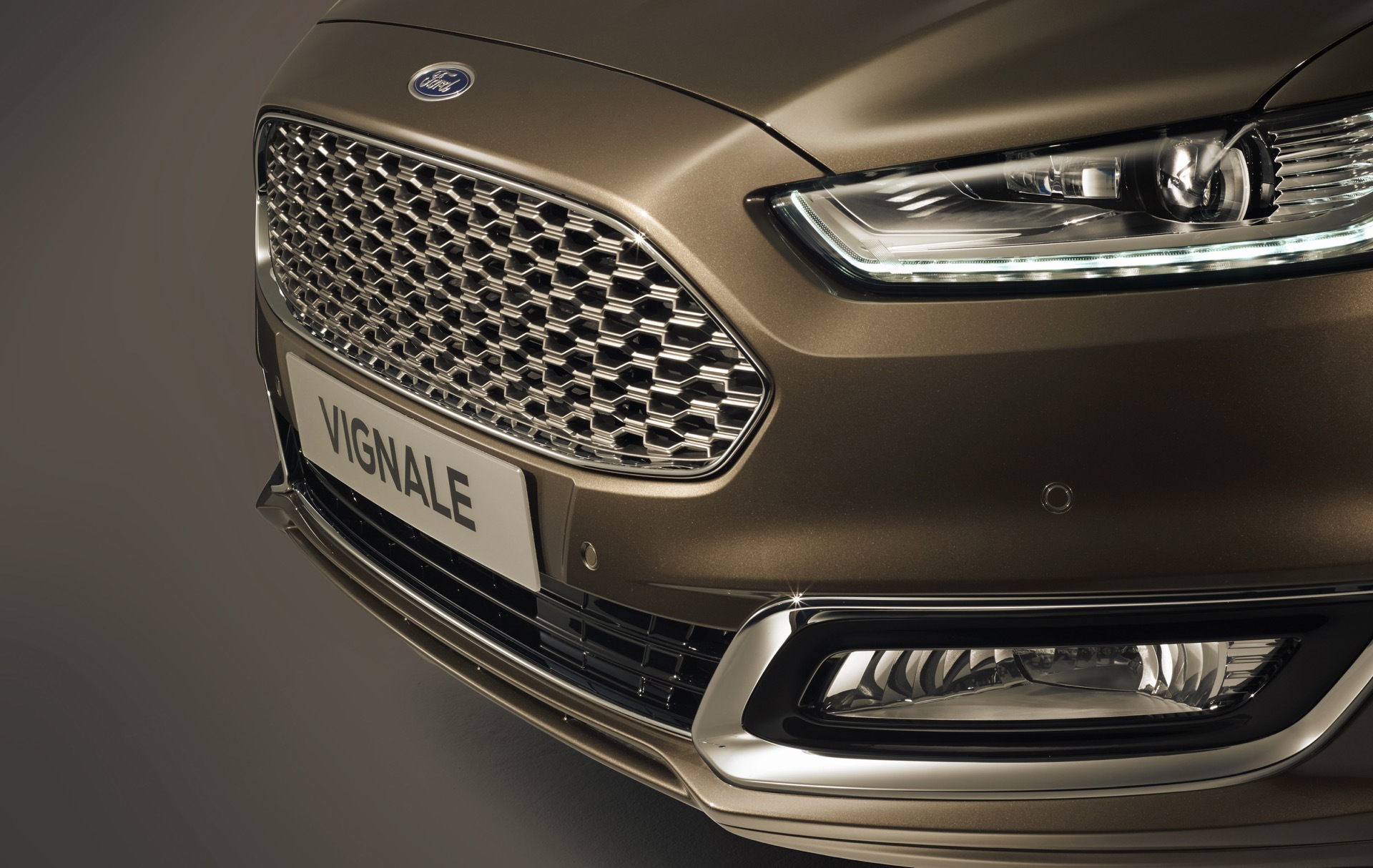 Primer plano de la parrilla y faros delanteros del Ford Mondeo, resaltando su diseño.