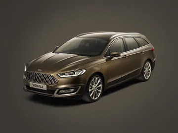 Vista lateral del Ford Mondeo destacando su línea dinámica y elegante.