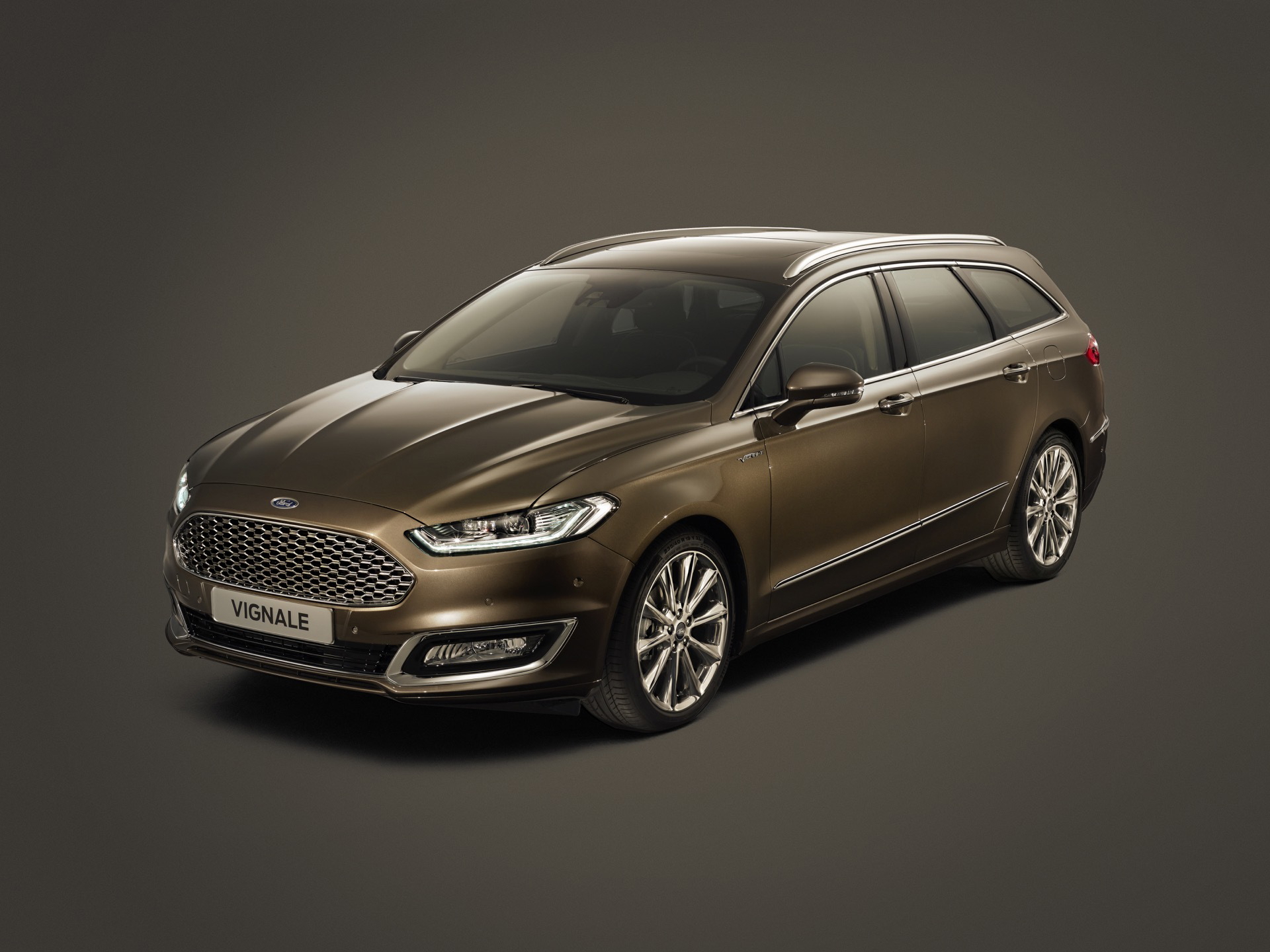Vista lateral del Ford Mondeo destacando su línea dinámica y elegante.