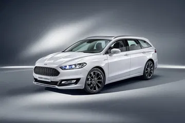 Vista lateral que muestra el diseño dinámico del Ford Mondeo.