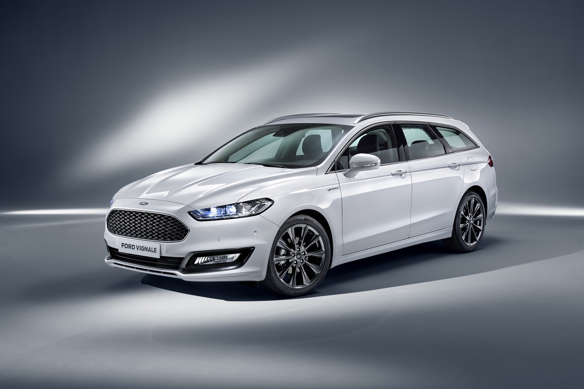 Vista lateral que muestra el diseño dinámico del Ford Mondeo.