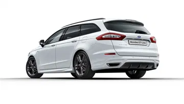 Vista dinámica del Ford Mondeo mostrando su diseño trasero y lateral.