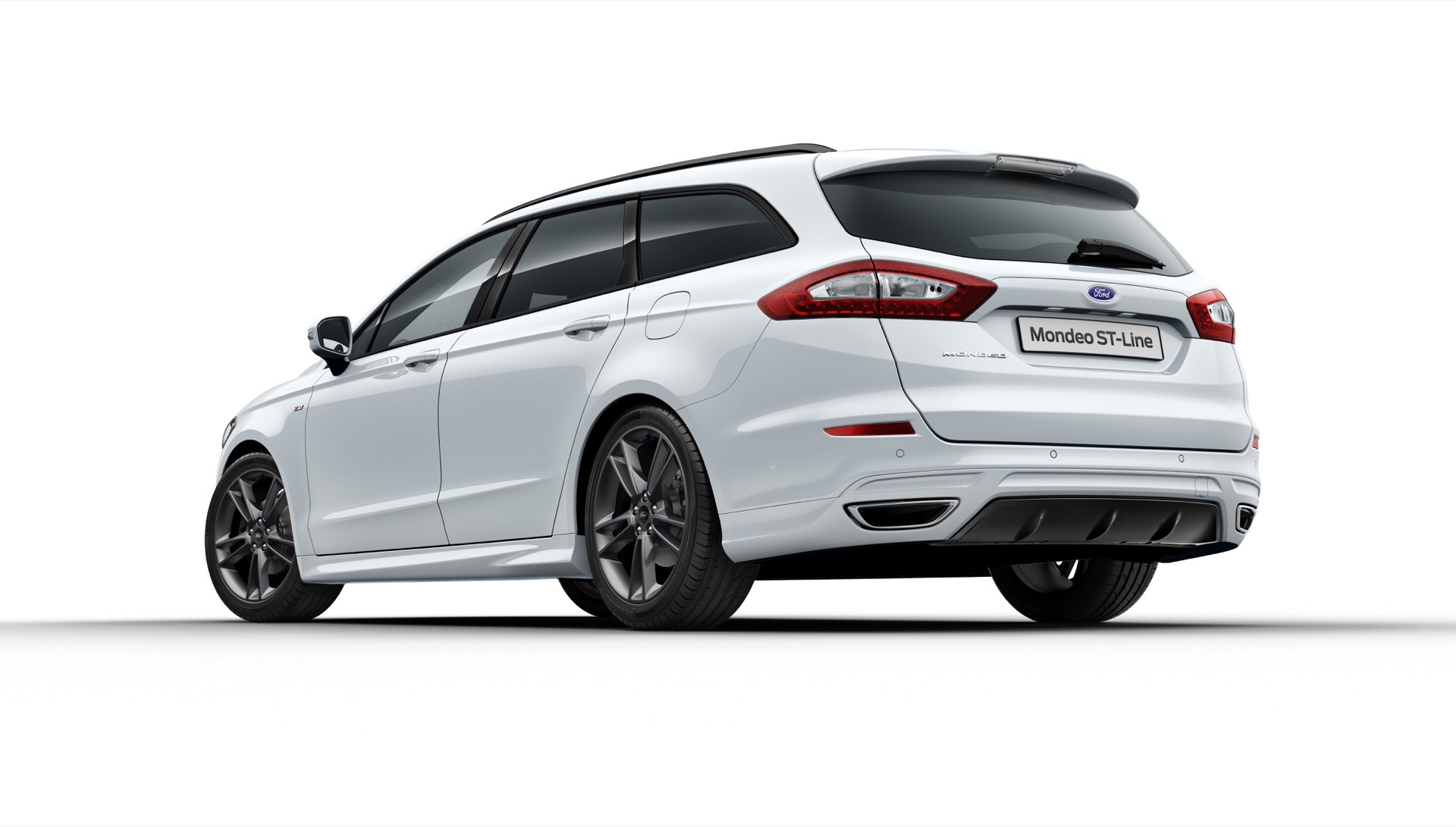 Vista dinámica del Ford Mondeo mostrando su diseño trasero y lateral.