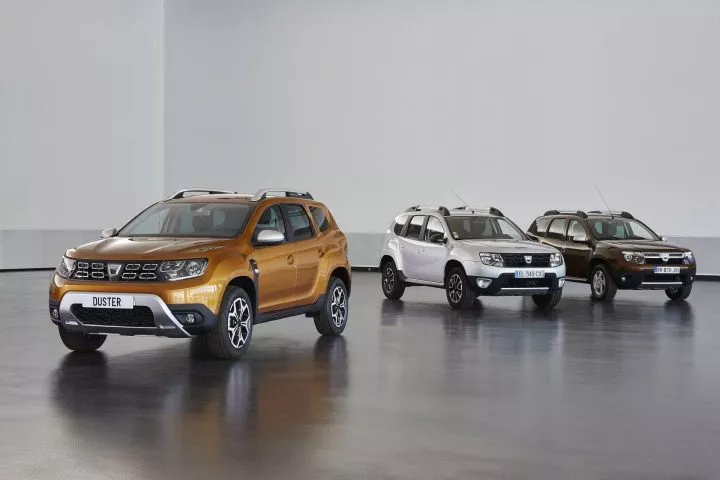 Tres Dacia Duster en distintos colores presentados en sala de exposiciones.
