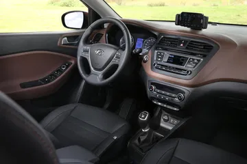 Vista del habitáculo y sistema de infoentretenimiento del Hyundai i20.