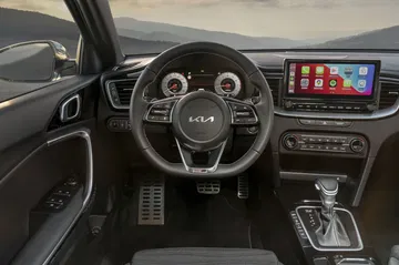 Vista del volante y sistema de infotainment del Kia Ceed, con acabados modernos y ergonómicos.