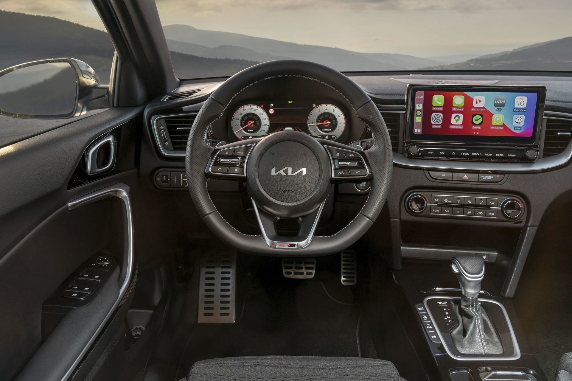 Vista del volante y sistema de infotainment del Kia Ceed, con acabados modernos y ergonómicos.