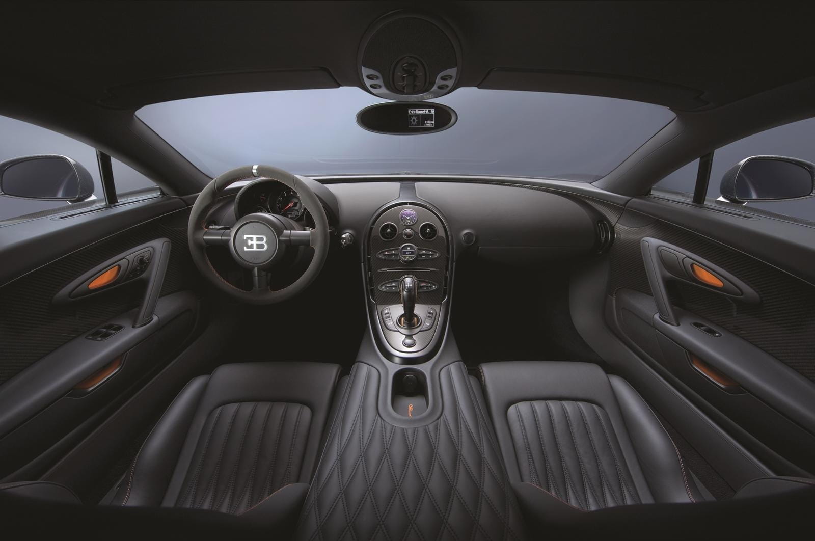 Vista del lujoso habitáculo del Bugatti Veyron, con asientos de cuero y acabados de carbono.