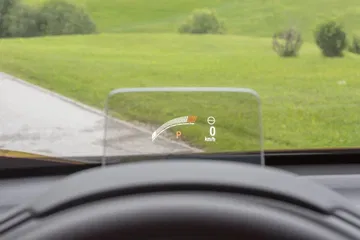 Vista del sistema Head-Up Display proyectando información relevante.