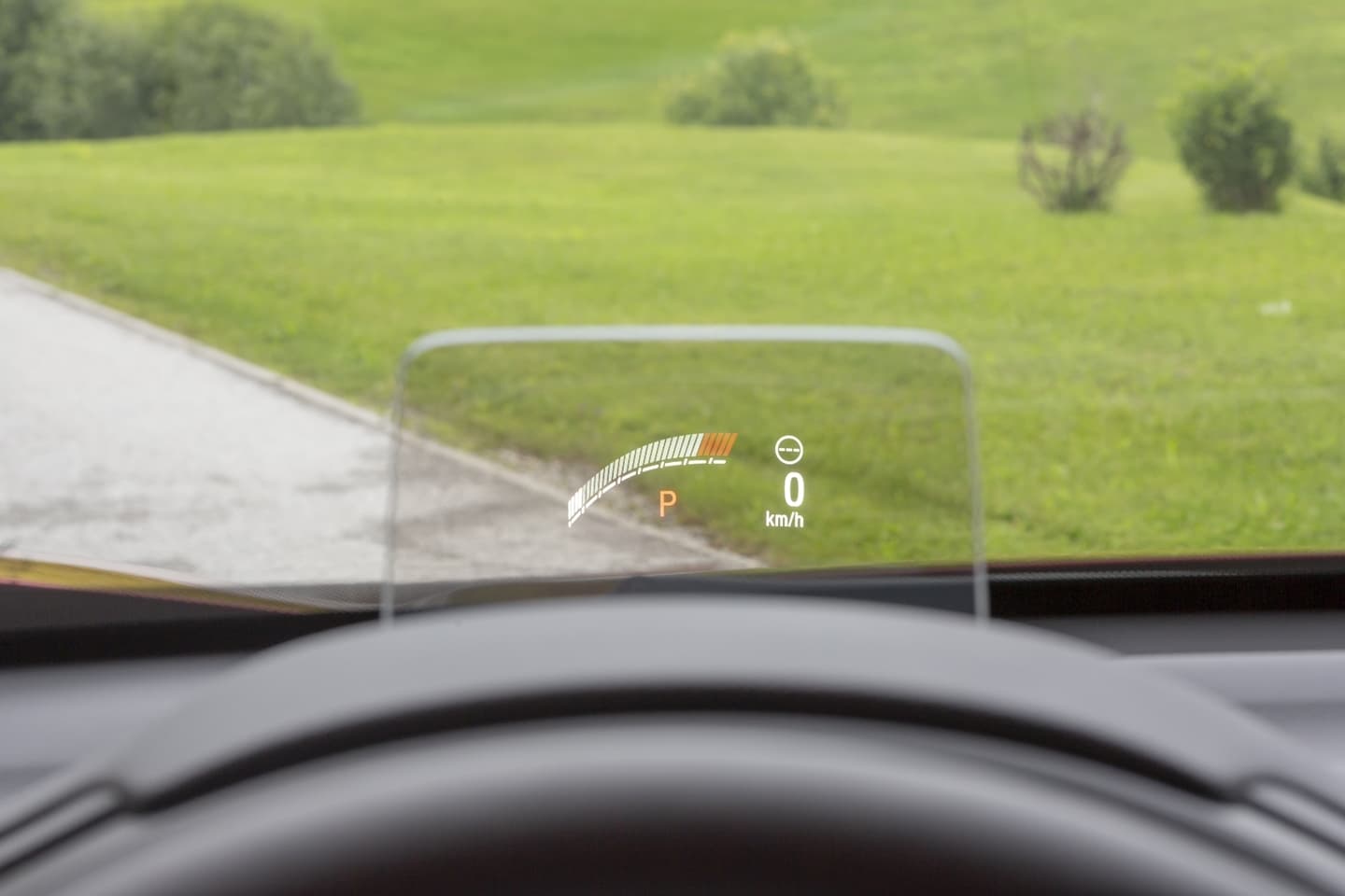 Vista del sistema Head-Up Display proyectando información relevante.