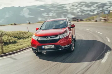 Vista dinámica del Honda CR-V evidenciando su diseño frontal y lateral.