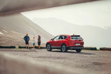 Honda CR-V captado en un entorno dinámico, mostrando su perfil lateral.