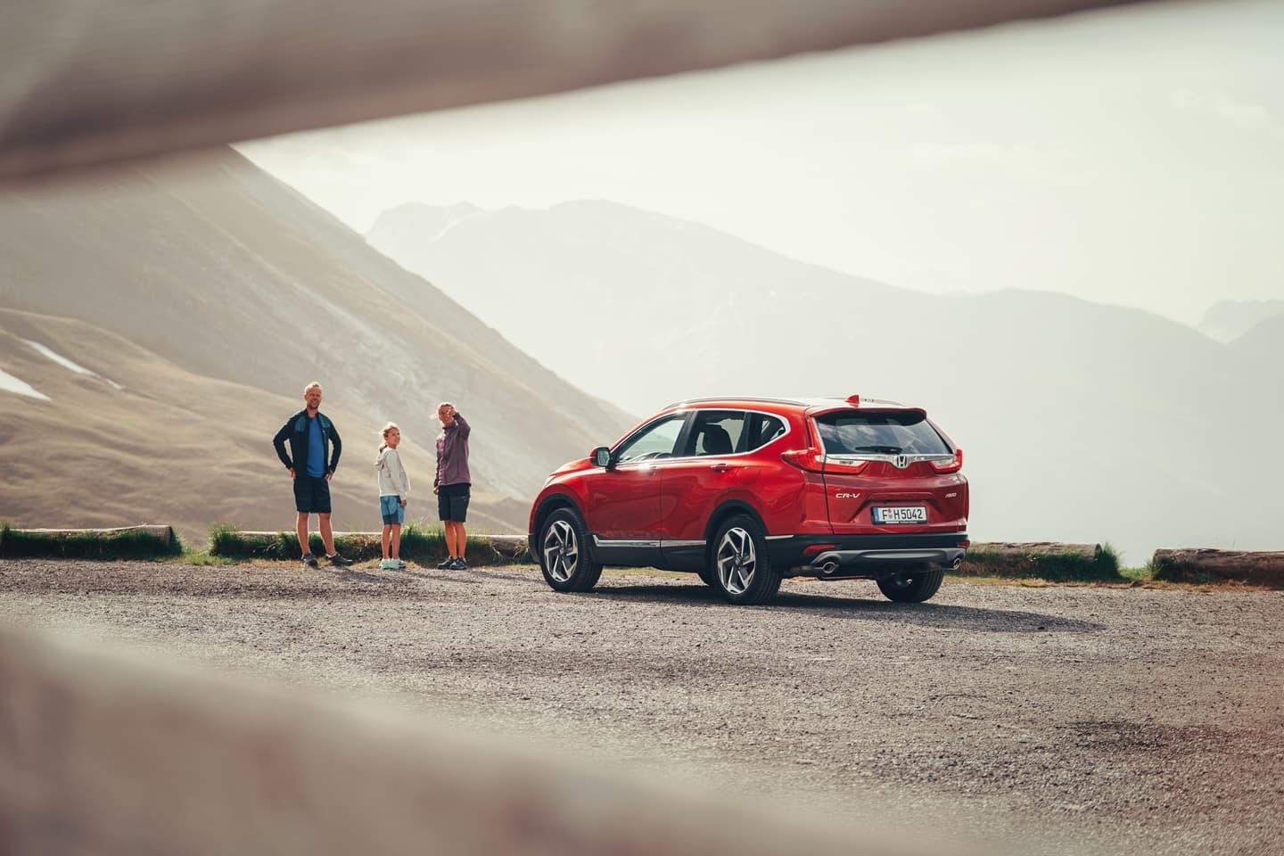 Honda CR-V captado en un entorno dinámico, mostrando su perfil lateral.