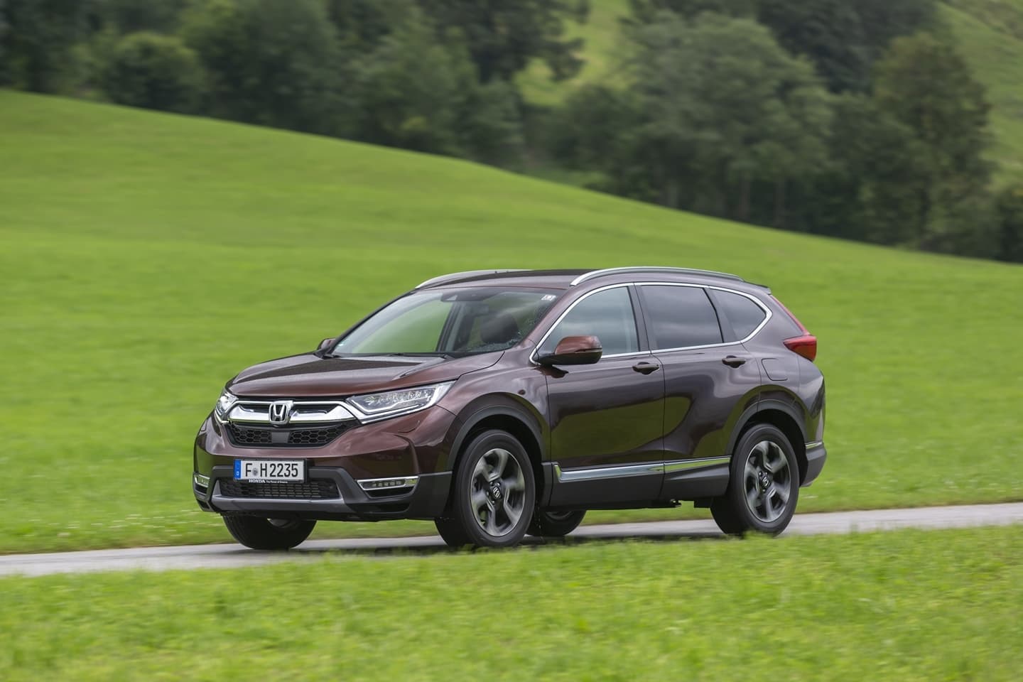 Vemos un Honda CR-V en perfil, destacando su diseño lateral y ruedas.