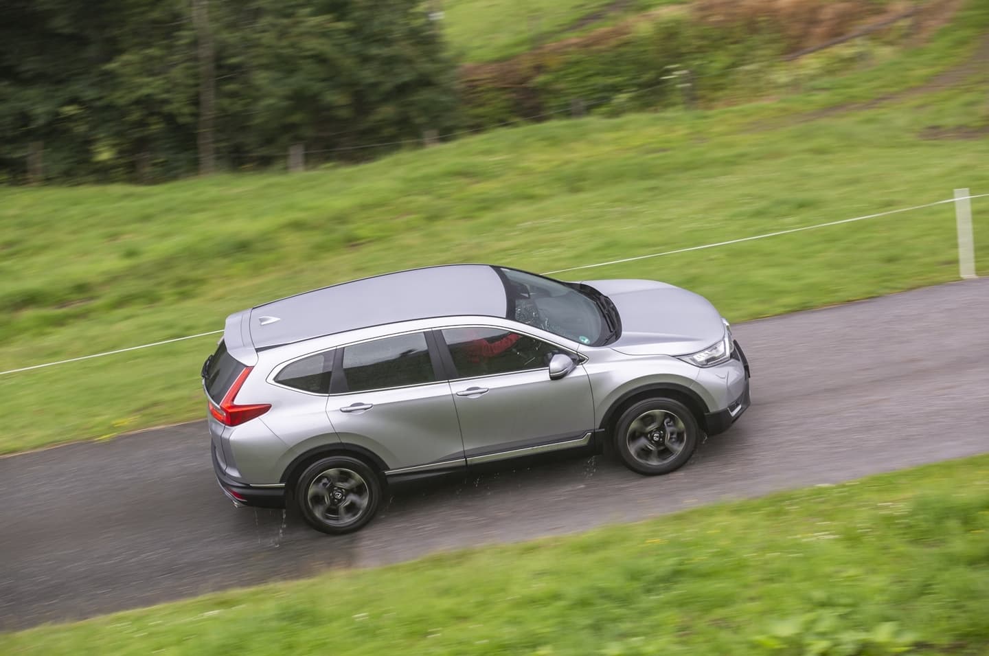 Vista lateral del Honda CR-V enfatizando su perfil aerodinámico