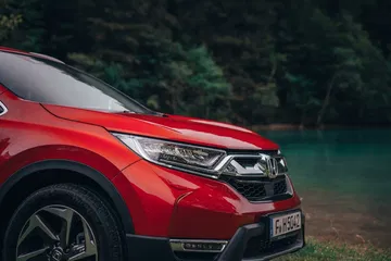 Vista lateral delantera del Honda CR-V resaltando su diseño aerodinámico.
