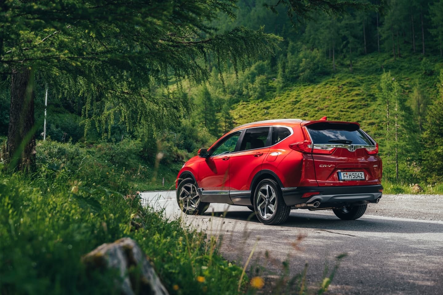 Vista trasera y lateral del Honda CR-V destacando su diseño y acabados.