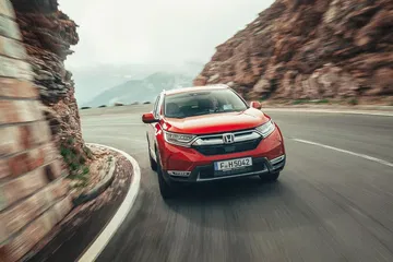 Vista dinámica del Honda CR-V, mostrando su diseño delantero y lateral.
