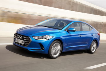 Vista lateral del Hyundai Elantra en movimiento mostrando su diseño aerodinámico.