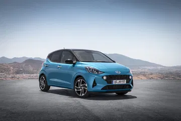 Vista delantera y lateral del Hyundai i10 en acabado azul dinámico
