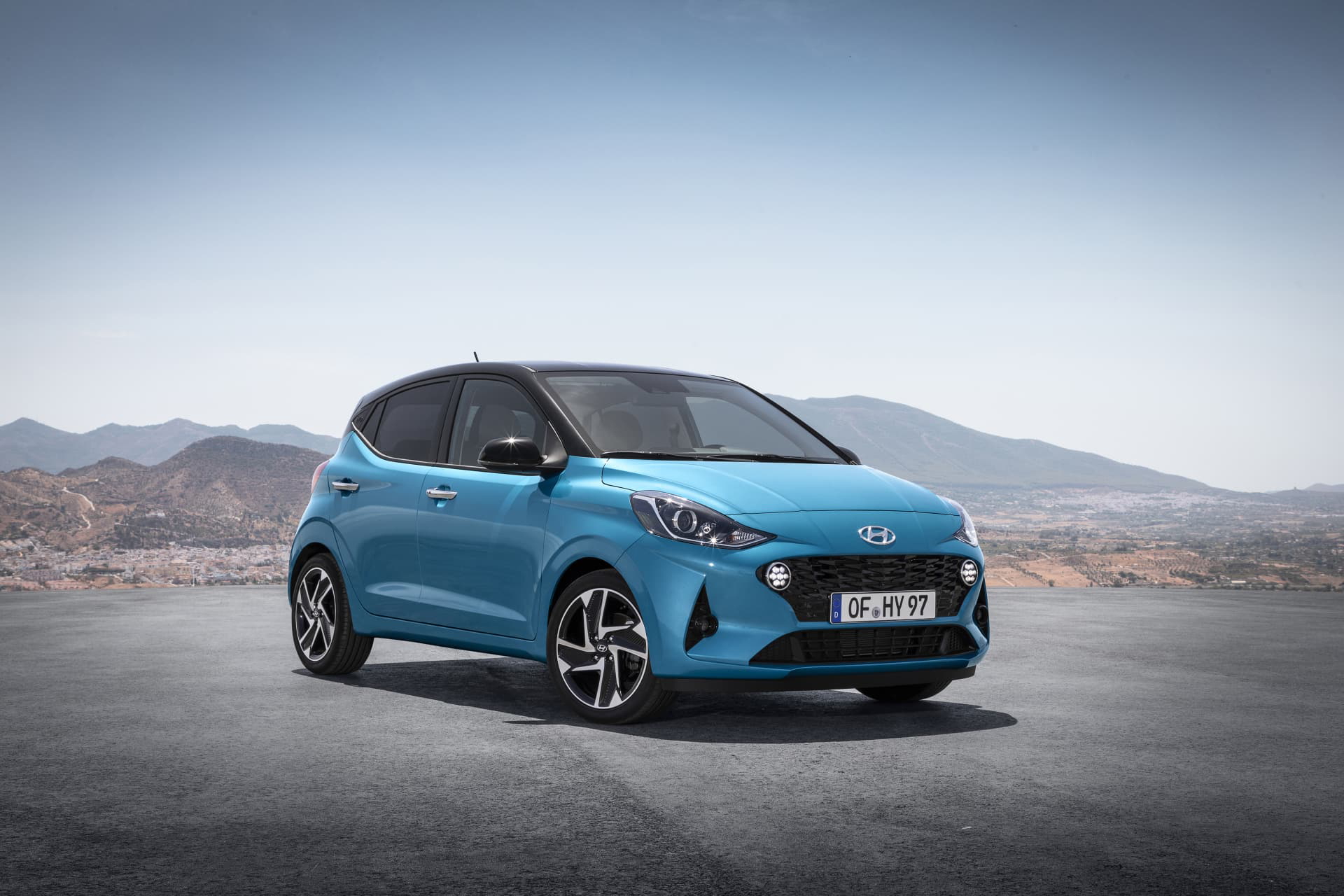 Vista delantera y lateral del Hyundai i10 en acabado azul dinámico