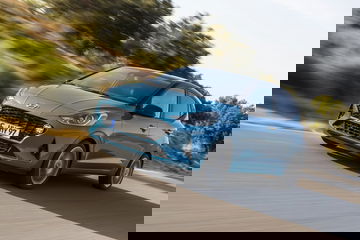 El Hyundai i10 en movimiento muestra su diseño lateral compacto y moderno.