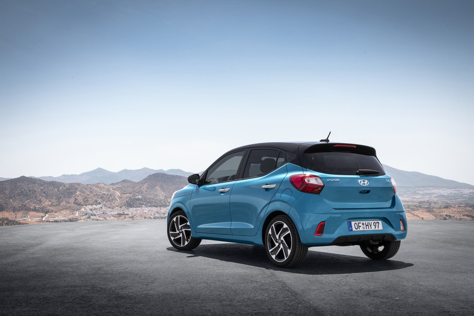 Vista dinámica lateral del Hyundai i10 en entorno desértico, exponiendo líneas y diseño.
