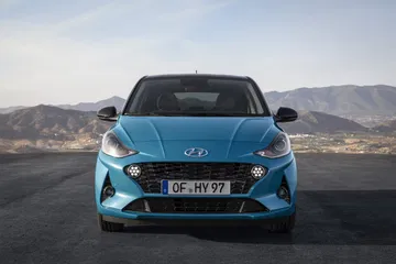Imagen frontal del Hyundai i10 mostrando el diseño renovado de la parrilla y faros