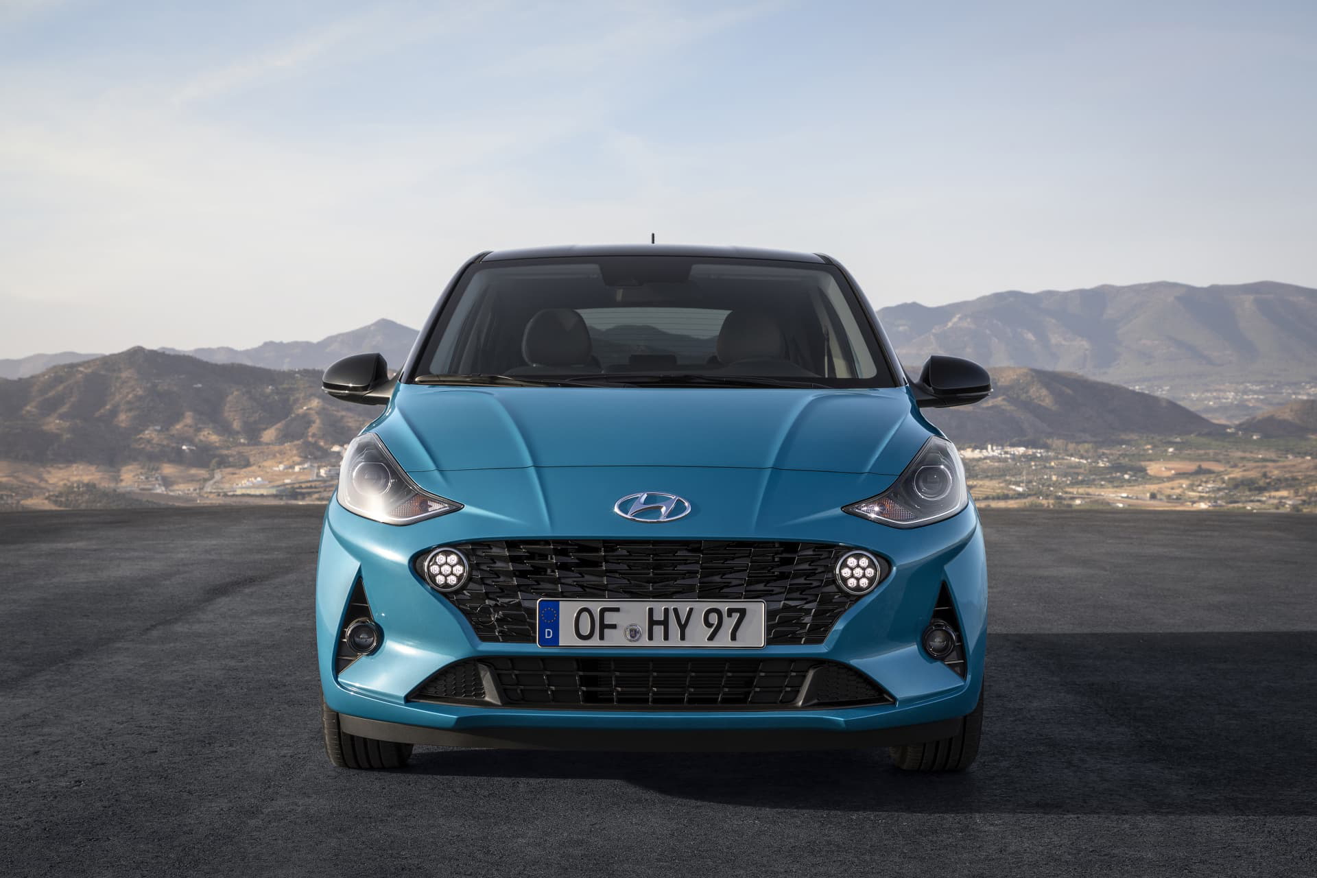 Imagen frontal del Hyundai i10 mostrando el diseño renovado de la parrilla y faros