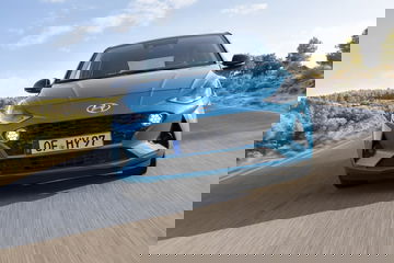 Vista dinámica del Hyundai i10 mostrando su frontal en movimiento.